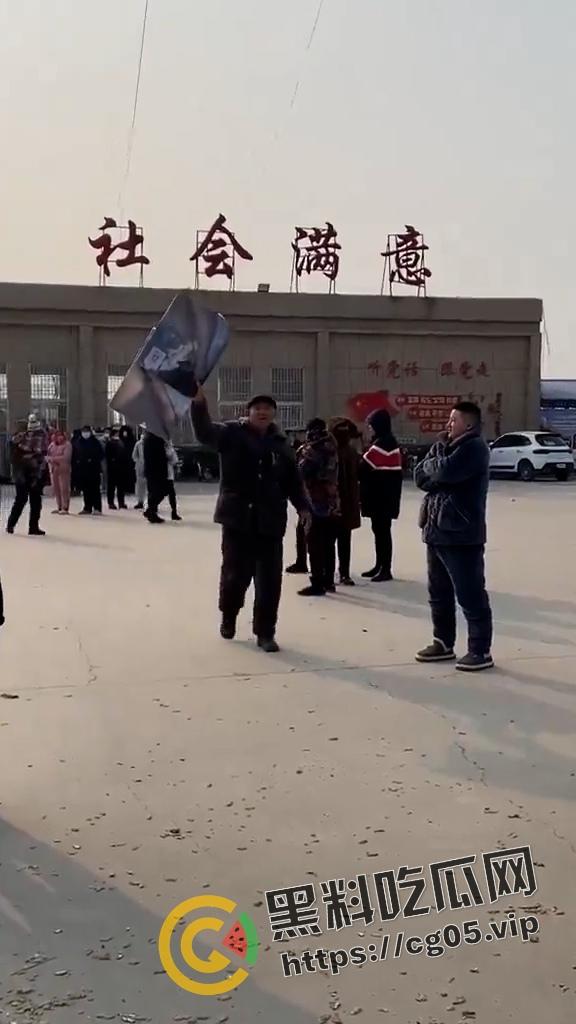 抖音千万热度!河南宁陵县学生校内跳楼自杀案件 家长和民众不满官方说法 在学校门口大批聚集抗议 第15张 抖音千万热度!河南宁陵县学生校内跳楼自杀案件 家长和民众不满官方说法 在学校门口大批聚集抗议 第15张