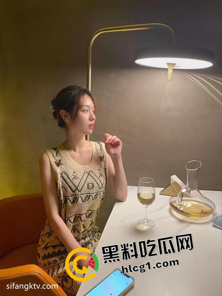 上美高颜值学姐 气质与风骚并存 情人节送花就能打炮 呻吟叫声爽撸 私密偷拍流出  第1张
