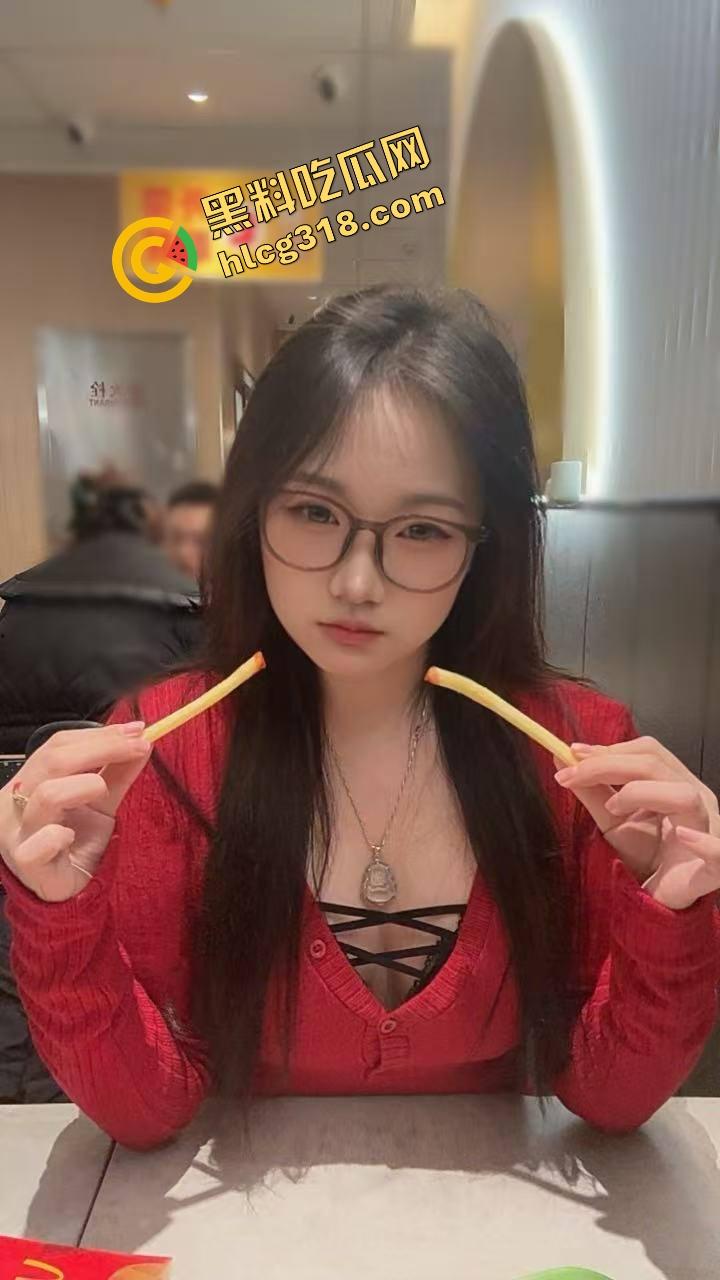 谁能想到吃个瓦匠烤鱼都能碰到厕所操逼,外面收瓶子里面打桩啪啪声盖过店里音乐,骚货一声不吭! 第2张 谁能想到吃个瓦匠烤鱼都能碰到厕所操逼,外面收瓶子里面打桩啪啪声盖过店里音乐,骚货一声不吭! 第2张