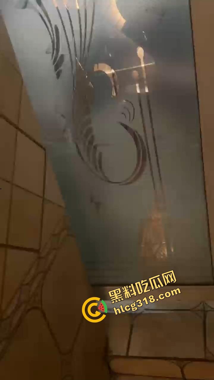 谁能想到吃个瓦匠烤鱼都能碰到厕所操逼,外面收瓶子里面打桩啪啪声盖过店里音乐,骚货一声不吭! 第7张 谁能想到吃个瓦匠烤鱼都能碰到厕所操逼,外面收瓶子里面打桩啪啪声盖过店里音乐,骚货一声不吭! 第7张