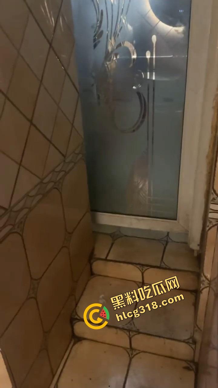 谁能想到吃个瓦匠烤鱼都能碰到厕所操逼,外面收瓶子里面打桩啪啪声盖过店里音乐,骚货一声不吭! 第8张 谁能想到吃个瓦匠烤鱼都能碰到厕所操逼,外面收瓶子里面打桩啪啪声盖过店里音乐,骚货一声不吭! 第8张