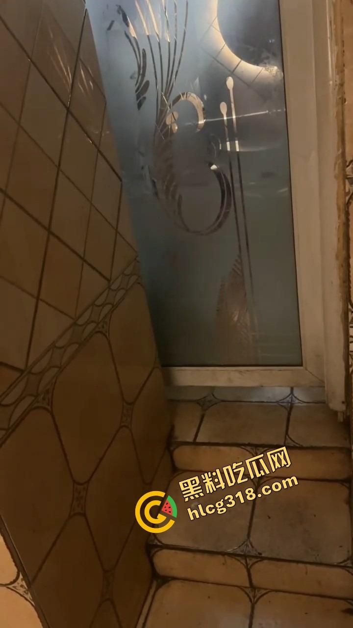 谁能想到吃个瓦匠烤鱼都能碰到厕所操逼,外面收瓶子里面打桩啪啪声盖过店里音乐,骚货一声不吭! 第9张 谁能想到吃个瓦匠烤鱼都能碰到厕所操逼,外面收瓶子里面打桩啪啪声盖过店里音乐,骚货一声不吭! 第9张