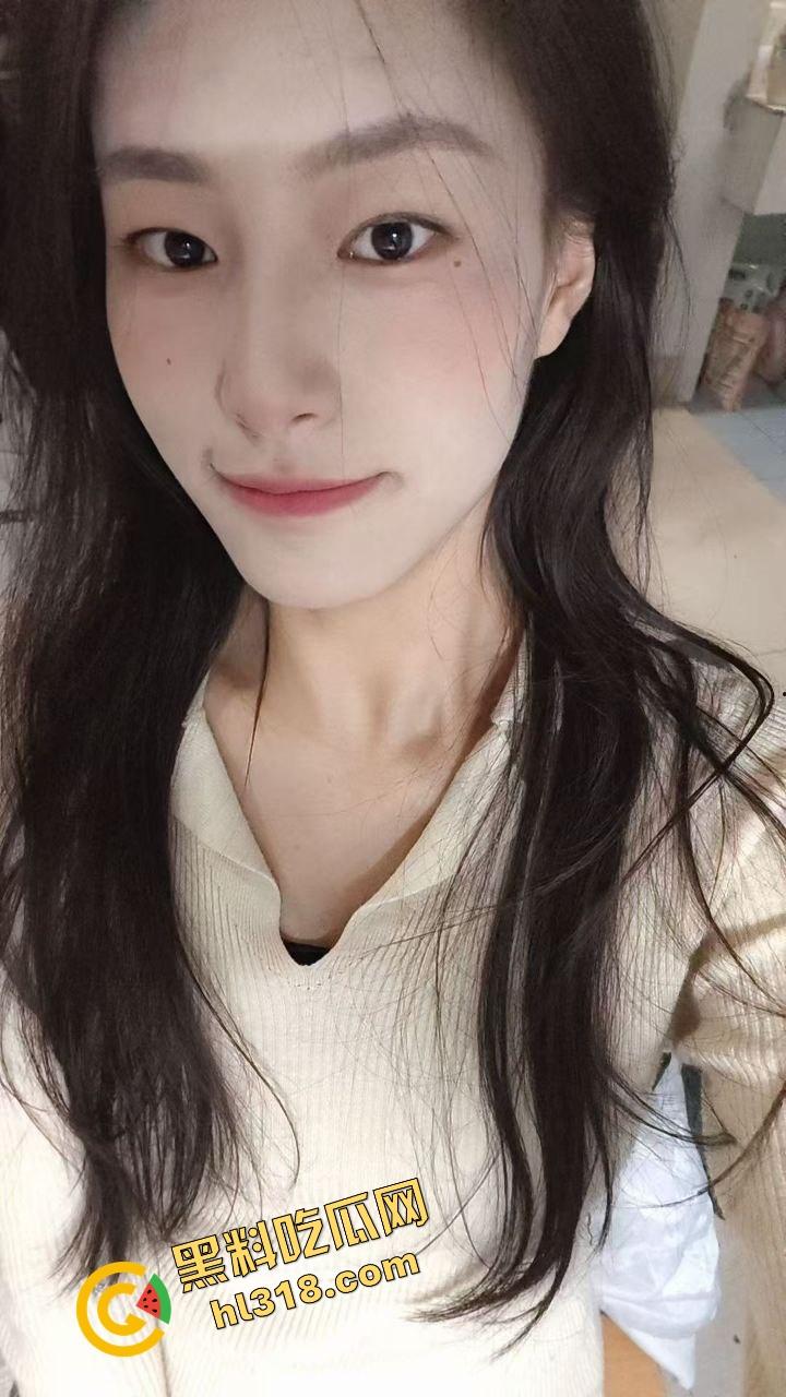 成都师范大学反差大学生实习母狗『刘倩』大街上巨乳外露,办公室没人就掏奶抠逼,裸着全身坐办公桌! 第2张 成都师范大学反差大学生实习母狗『刘倩』大街上巨乳外露,办公室没人就掏奶抠逼,裸着全身坐办公桌! 第2张