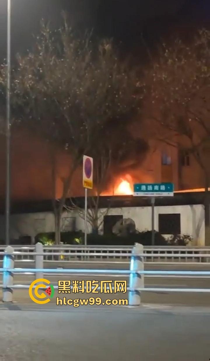 春晚无锡分会场火了，会场彩排突发火情况，央视的脸估计都烧红了吧？这年头连春晚都开始玩烈焰风格了！  第9张