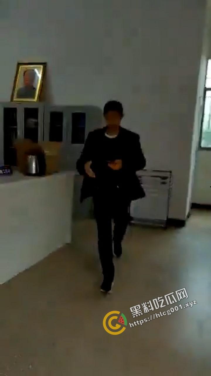 湖南省新宁县回龙村一村民与村委书记发生争执并将其当场捅死。视频由现场一名女村委委员拍下发在村群里喊人过来救命。  第5张