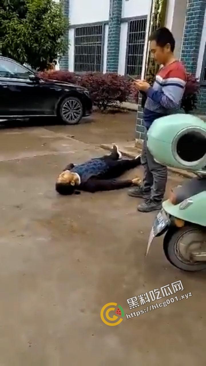 湖南省新宁县回龙村一村民与村委书记发生争执并将其当场捅死。视频由现场一名女村委委员拍下发在村群里喊人过来救命。  第7张