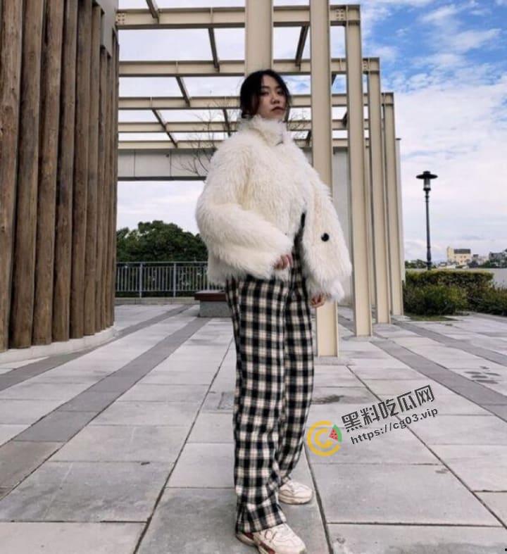 台湾的巨乳黄蜂腰长腿模特【Jsaie】因男友遗失手机  自嗨片流出 第2张