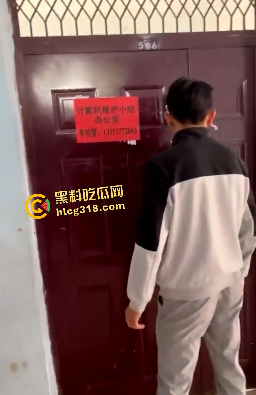 计算机维护小组办公室大学生偷情做爱被主任抓包，女的还想拍照留念坏事变好事！  第1张