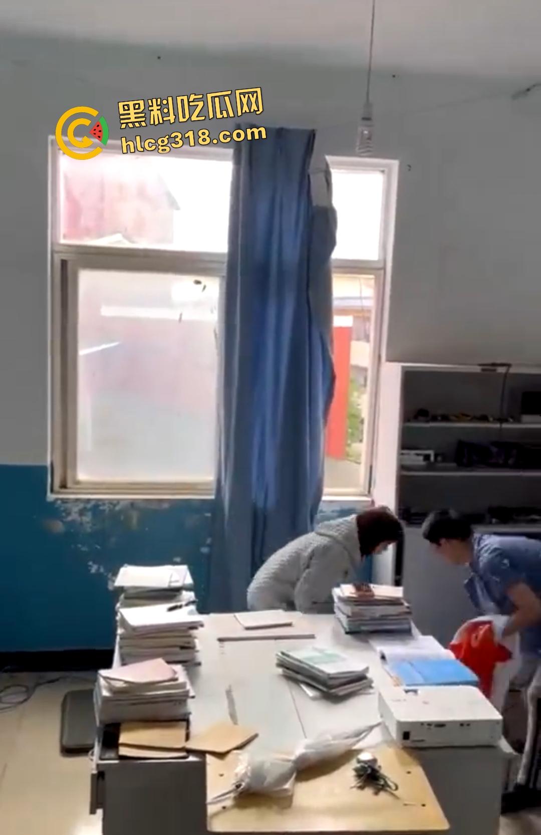 计算机维护小组办公室大学生偷情做爱被主任抓包，女的还想拍照留念坏事变好事！  第3张