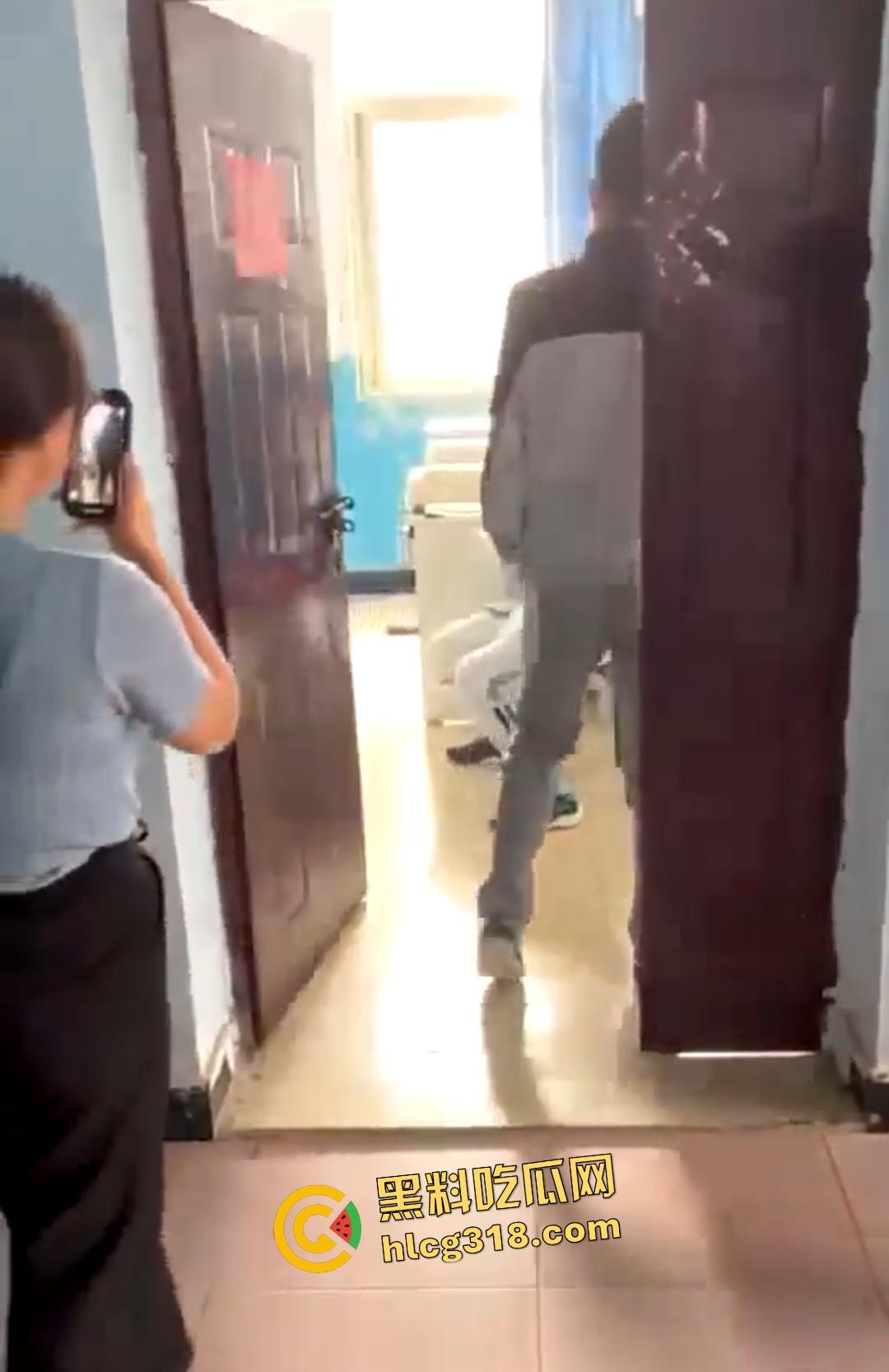 计算机维护小组办公室大学生偷情做爱被主任抓包，女的还想拍照留念坏事变好事！  第6张