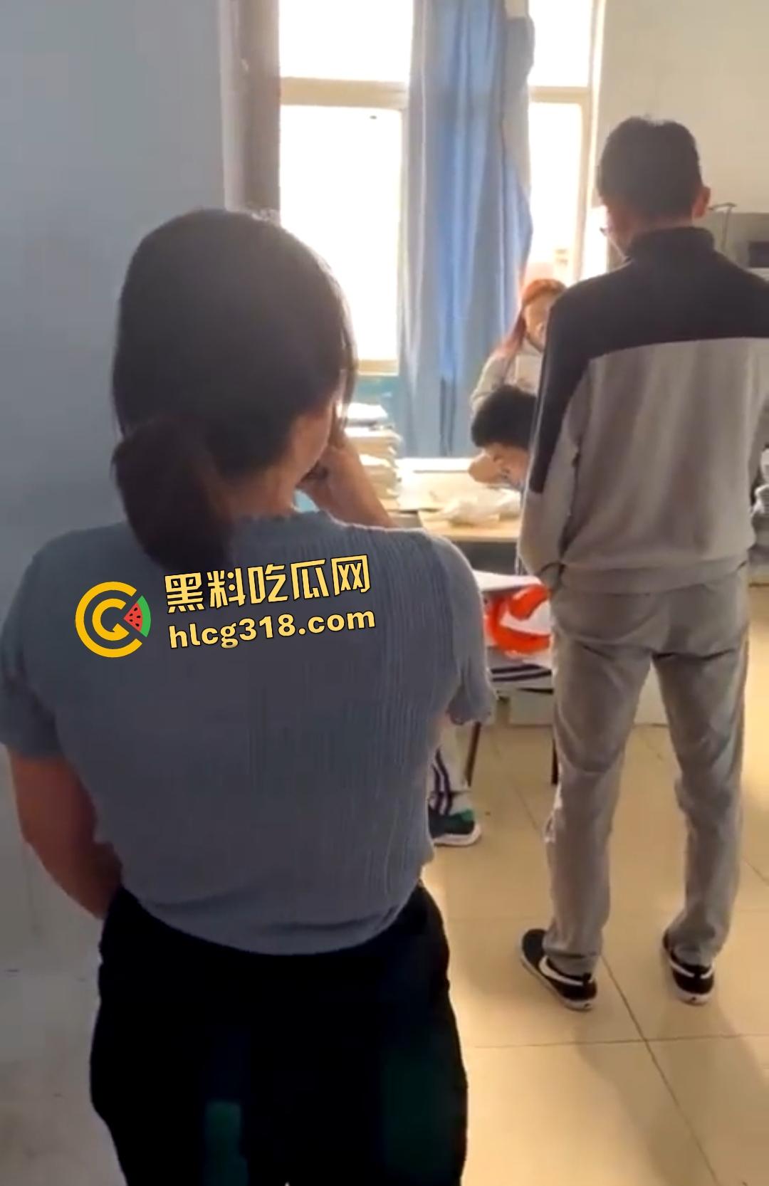 计算机维护小组办公室大学生偷情做爱被主任抓包，女的还想拍照留念坏事变好事！  第8张