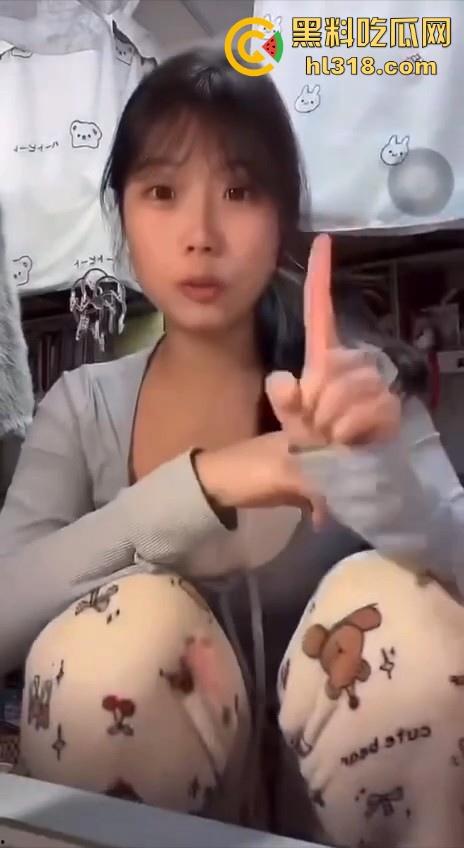 极品女大直播擦边卖货，硕大巨乳引人注目，都不知道她说什么了一心只盯着胸，眼睛移都移不开！  第3张