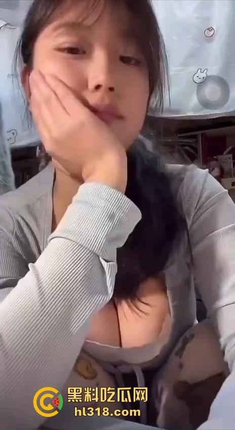 极品女大直播擦边卖货，硕大巨乳引人注目，都不知道她说什么了一心只盯着胸，眼睛移都移不开！  第6张