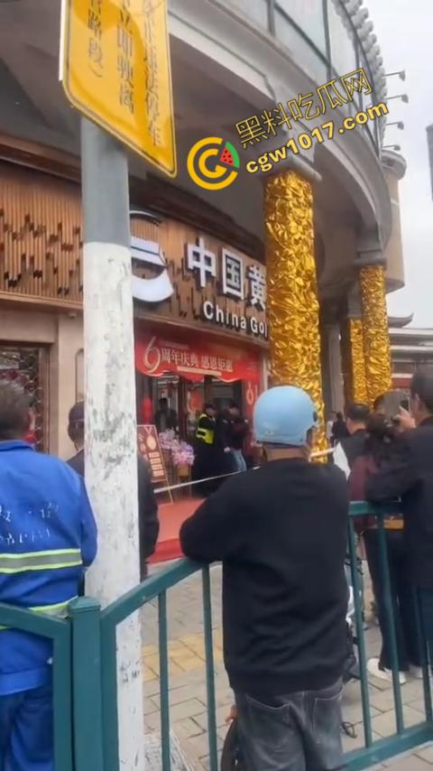 史上最强劫匪:上海金店惨遭口罩男子持锤密集猛砸,围观群众惊呼声交织,持锤狂徒现场被擒! 第1张 史上最强劫匪:上海金店惨遭口罩男子持锤密集猛砸,围观群众惊呼声交织,持锤狂徒现场被擒! 第1张