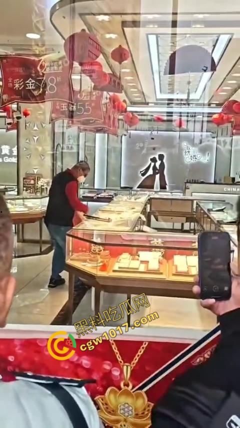 史上最强劫匪:上海金店惨遭口罩男子持锤密集猛砸,围观群众惊呼声交织,持锤狂徒现场被擒! 第3张 史上最强劫匪:上海金店惨遭口罩男子持锤密集猛砸,围观群众惊呼声交织,持锤狂徒现场被擒! 第3张