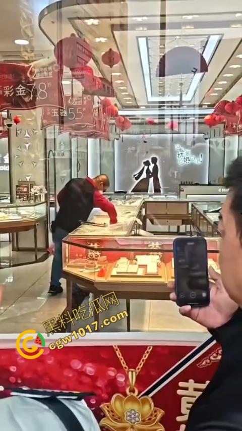 史上最强劫匪:上海金店惨遭口罩男子持锤密集猛砸,围观群众惊呼声交织,持锤狂徒现场被擒! 第4张 史上最强劫匪:上海金店惨遭口罩男子持锤密集猛砸,围观群众惊呼声交织,持锤狂徒现场被擒! 第4张