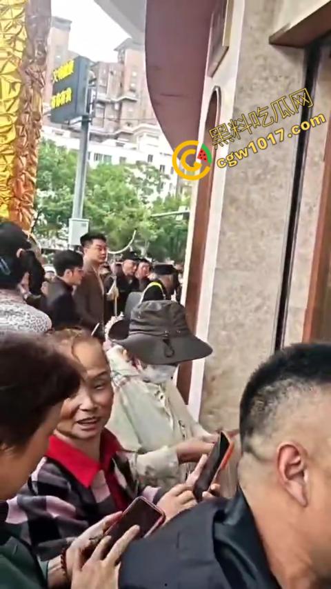 史上最强劫匪:上海金店惨遭口罩男子持锤密集猛砸,围观群众惊呼声交织,持锤狂徒现场被擒! 第5张 史上最强劫匪:上海金店惨遭口罩男子持锤密集猛砸,围观群众惊呼声交织,持锤狂徒现场被擒! 第5张