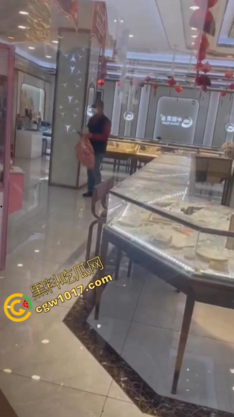 史上最强劫匪:上海金店惨遭口罩男子持锤密集猛砸,围观群众惊呼声交织,持锤狂徒现场被擒! 第6张 史上最强劫匪:上海金店惨遭口罩男子持锤密集猛砸,围观群众惊呼声交织,持锤狂徒现场被擒! 第6张