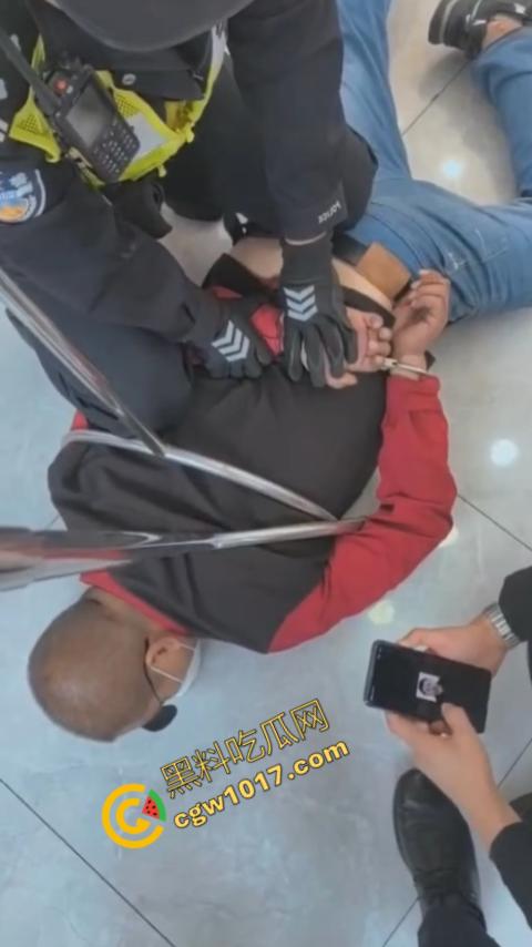 史上最强劫匪:上海金店惨遭口罩男子持锤密集猛砸,围观群众惊呼声交织,持锤狂徒现场被擒! 第7张 史上最强劫匪:上海金店惨遭口罩男子持锤密集猛砸,围观群众惊呼声交织,持锤狂徒现场被擒! 第7张