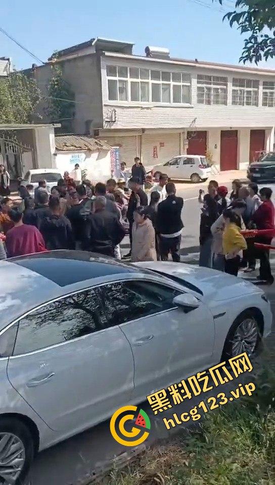 河南淮滨县天价彩礼闹剧！结婚当天临时加价18万，新娘跑上婚车，哥哥躺地上耍流氓拦车！  第2张