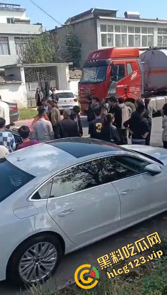 河南淮滨县天价彩礼闹剧！结婚当天临时加价18万，新娘跑上婚车，哥哥躺地上耍流氓拦车！  第3张