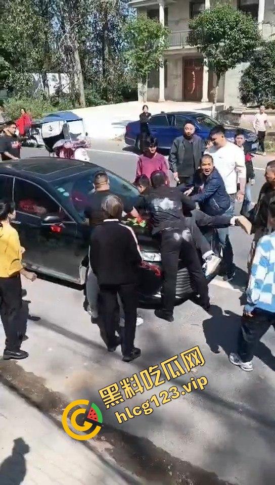 河南淮滨县天价彩礼闹剧！结婚当天临时加价18万，新娘跑上婚车，哥哥躺地上耍流氓拦车！  第4张
