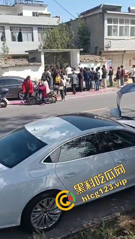 河南淮滨县天价彩礼闹剧！结婚当天临时加价18万，新娘跑上婚车，哥哥躺地上耍流氓拦车！  第5张