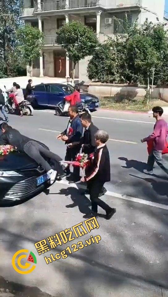 河南淮滨县天价彩礼闹剧！结婚当天临时加价18万，新娘跑上婚车，哥哥躺地上耍流氓拦车！  第6张