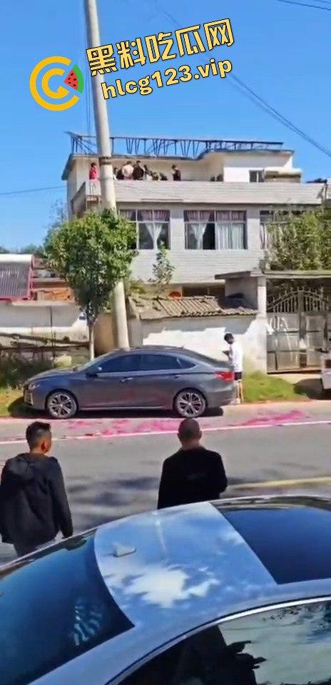 河南淮滨县天价彩礼闹剧！结婚当天临时加价18万，新娘跑上婚车，哥哥躺地上耍流氓拦车！  第7张