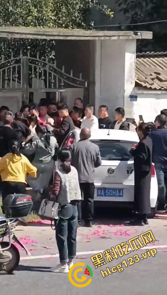 河南淮滨县天价彩礼闹剧！结婚当天临时加价18万，新娘跑上婚车，哥哥躺地上耍流氓拦车！  第8张