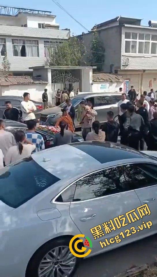 河南淮滨县天价彩礼闹剧！结婚当天临时加价18万，新娘跑上婚车，哥哥躺地上耍流氓拦车！  第10张