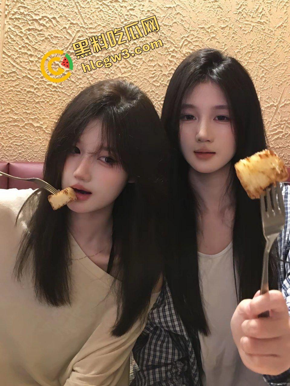 抖音纯欲双胞胎姐妹『是咯于咯』反差姐姐『潘琳』私下与大哥后入打夜炮！独家曝光！  第2张