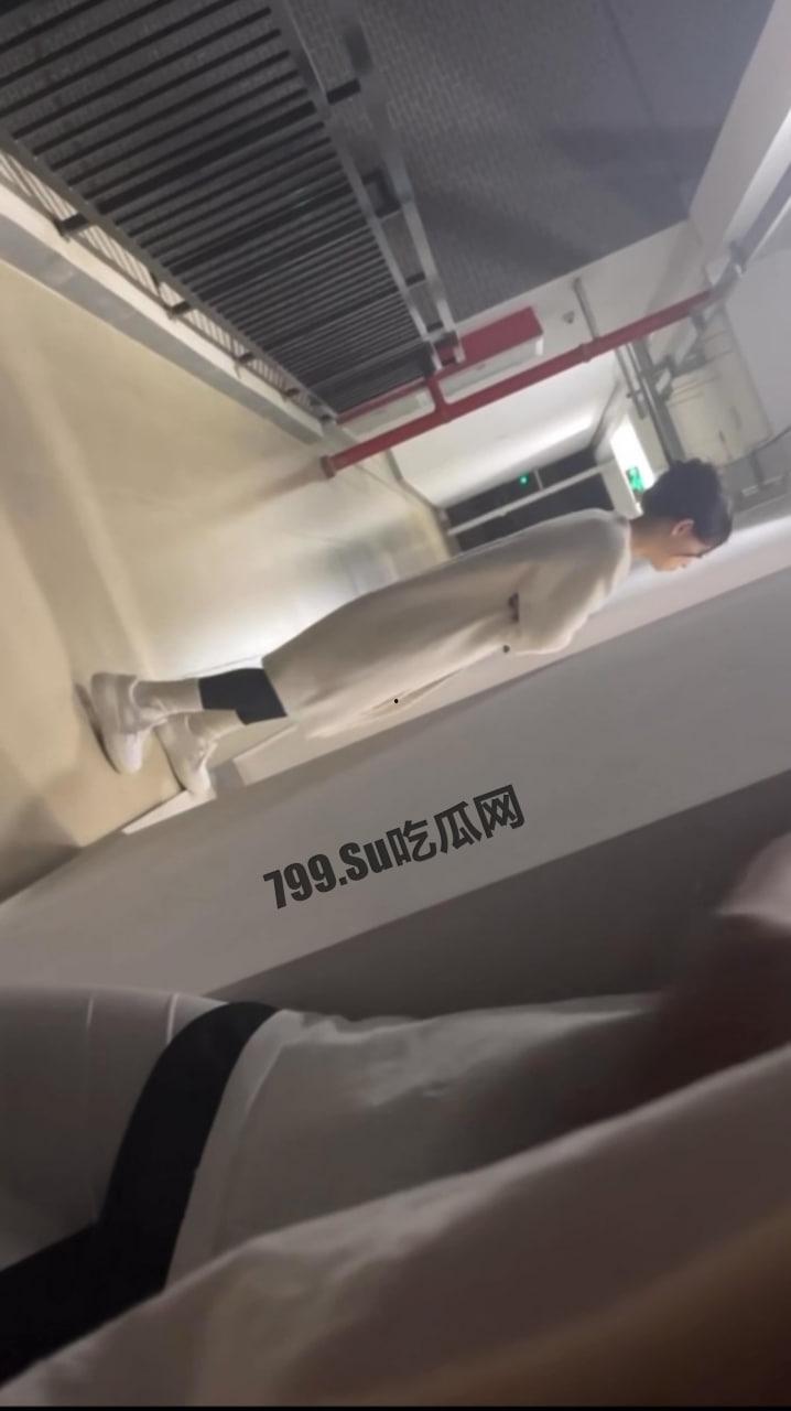 广州华商学院 男生带外校女生进活动室口交 同学举报导致其被辅导员抓包 现场社死  第1张