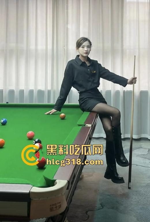 点个陪玩不打球，哥们台球厅现场抠逼上头，老板边抽烟边看监控笑了，抠个逼你也别忘了换手啊！  第4张