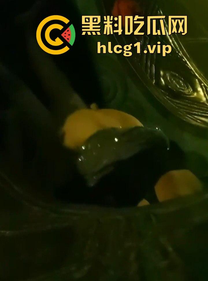 阆中贡院广场激情现场！阿姨大叔雕塑下大胆啪啪，胆子果然跟年龄成正比！  第10张