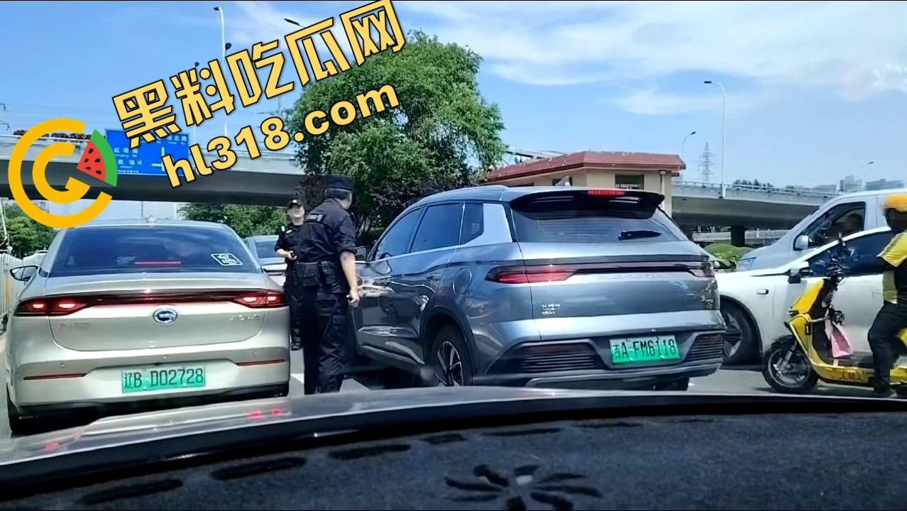 诈骗犯鞠某力大连取款被堵，强行飙车闯卡像拍电影，最后还是人没跑掉、车全撞废了！  第3张