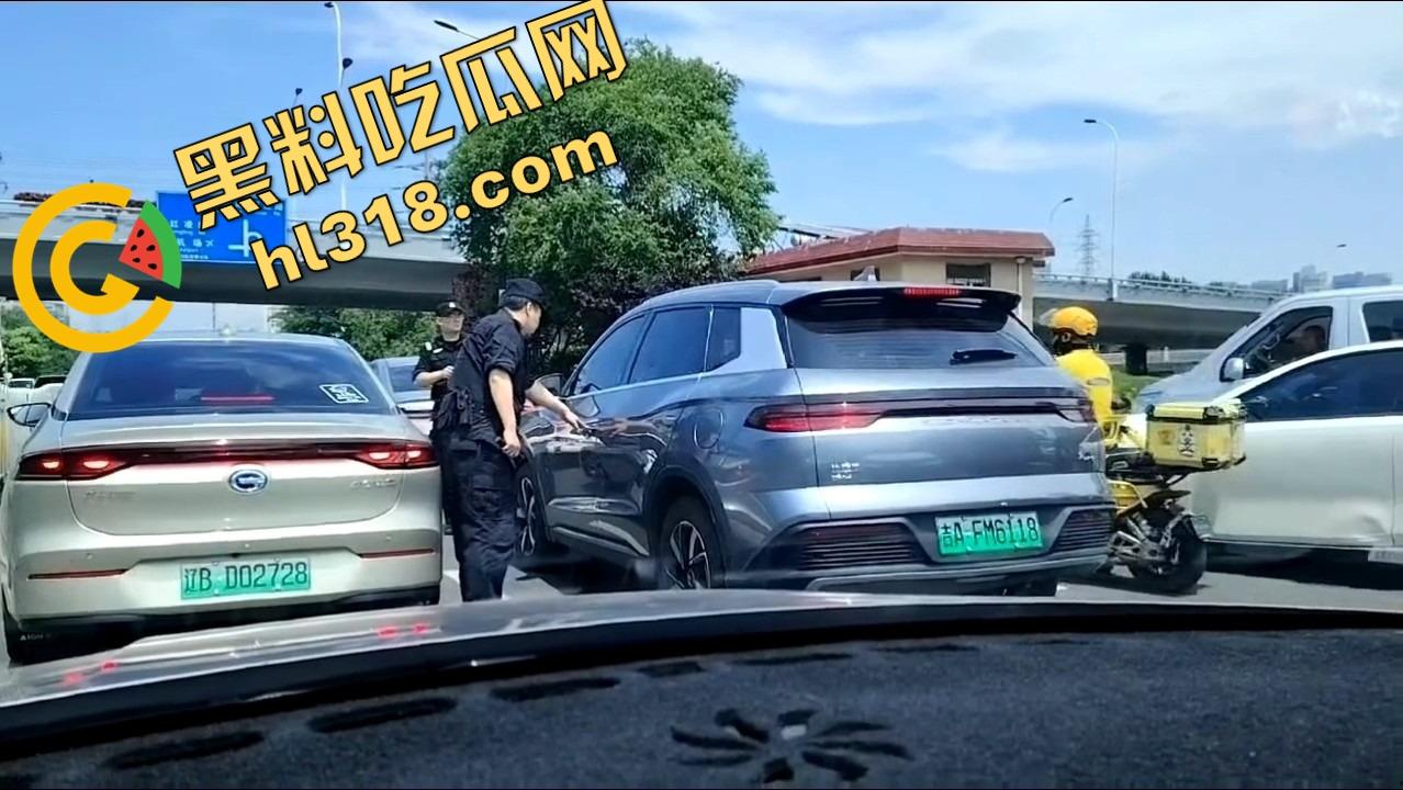 诈骗犯鞠某力大连取款被堵，强行飙车闯卡像拍电影，最后还是人没跑掉、车全撞废了！  第4张