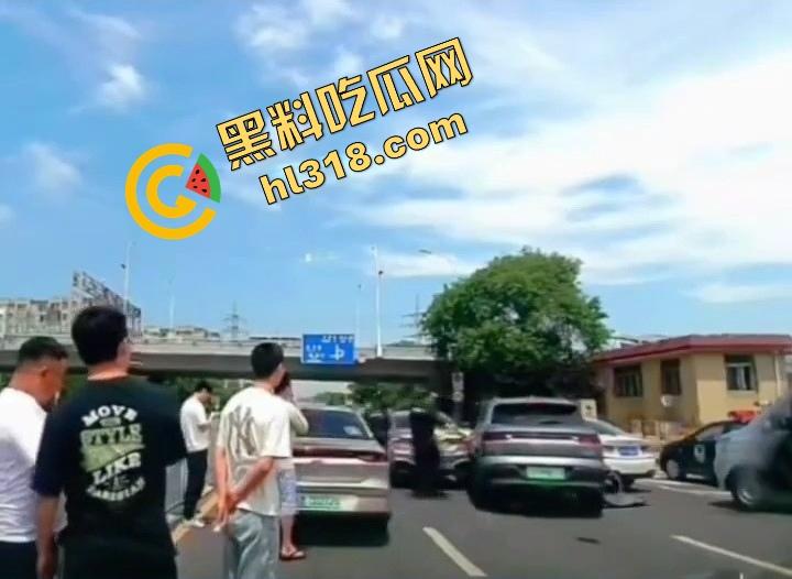 诈骗犯鞠某力大连取款被堵，强行飙车闯卡像拍电影，最后还是人没跑掉、车全撞废了！  第6张