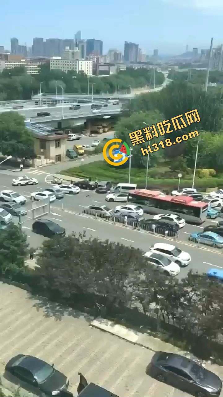 诈骗犯鞠某力大连取款被堵，强行飙车闯卡像拍电影，最后还是人没跑掉、车全撞废了！  第8张