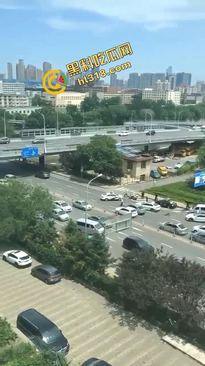 诈骗犯鞠某力大连取款被堵，强行飙车闯卡像拍电影，最后还是人没跑掉、车全撞废了！  第10张