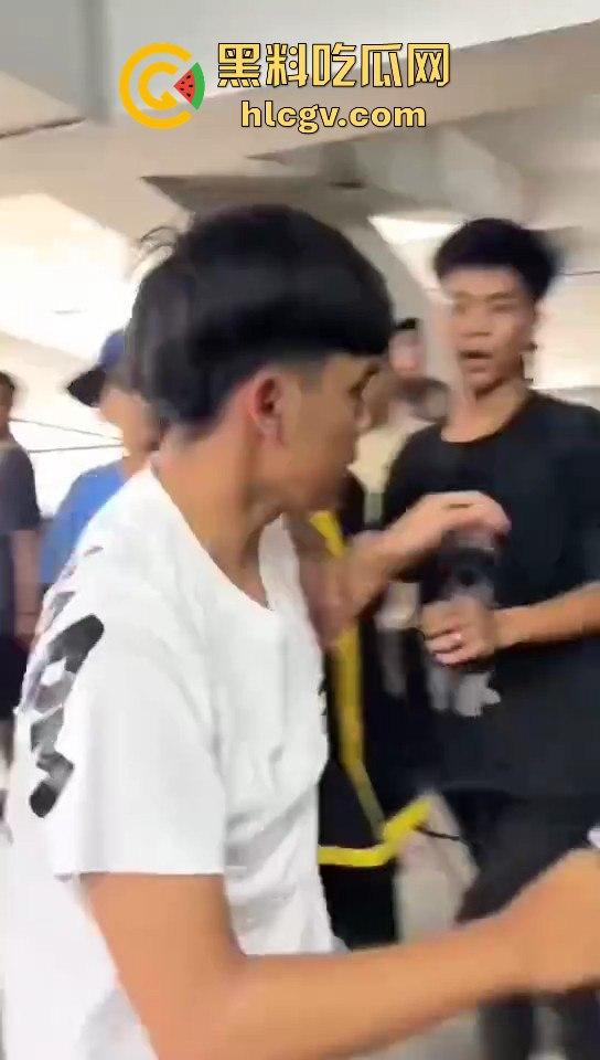 印尼小哥带别人老婆车震，被老公当场抓包！慌乱逃跑上演车库逃亡！  第1张