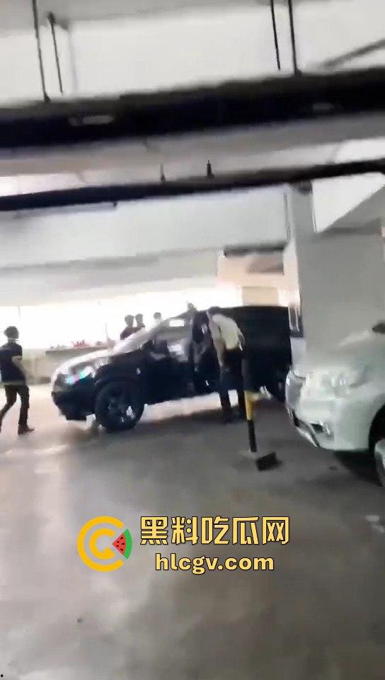 印尼小哥带别人老婆车震，被老公当场抓包！慌乱逃跑上演车库逃亡！  第2张