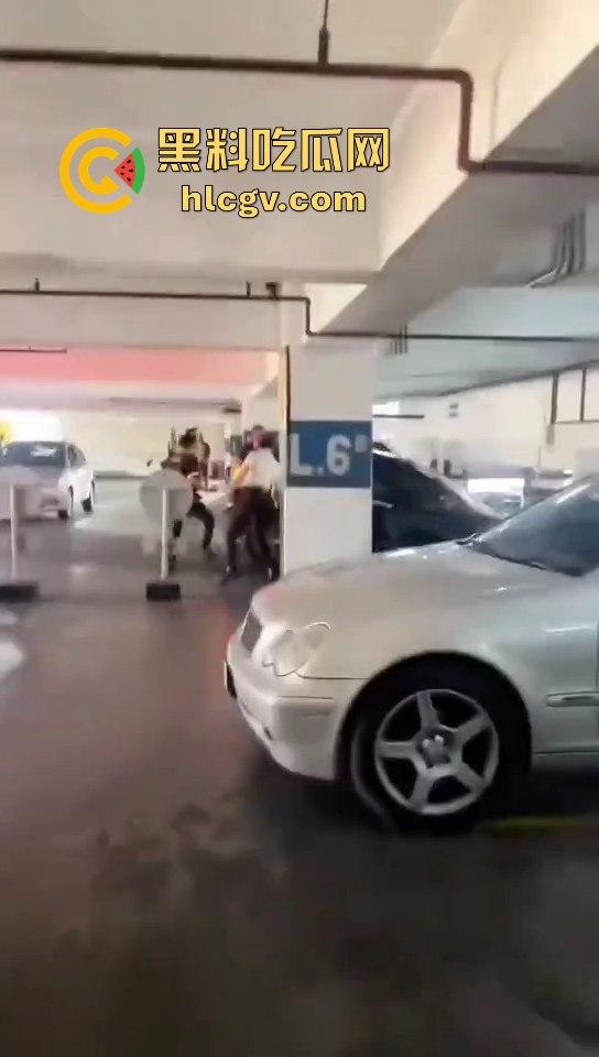 印尼小哥带别人老婆车震，被老公当场抓包！慌乱逃跑上演车库逃亡！  第4张