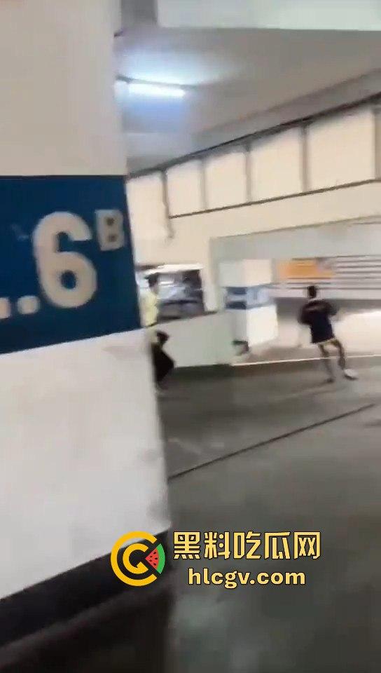 印尼小哥带别人老婆车震，被老公当场抓包！慌乱逃跑上演车库逃亡！  第5张