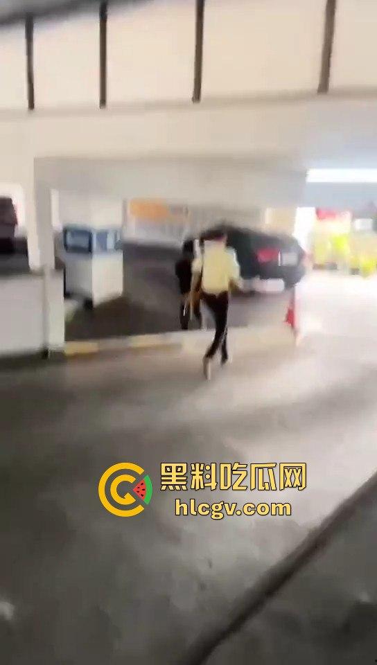 印尼小哥带别人老婆车震，被老公当场抓包！慌乱逃跑上演车库逃亡！  第8张