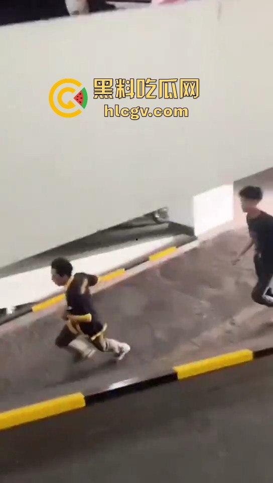 印尼小哥带别人老婆车震，被老公当场抓包！慌乱逃跑上演车库逃亡！  第9张