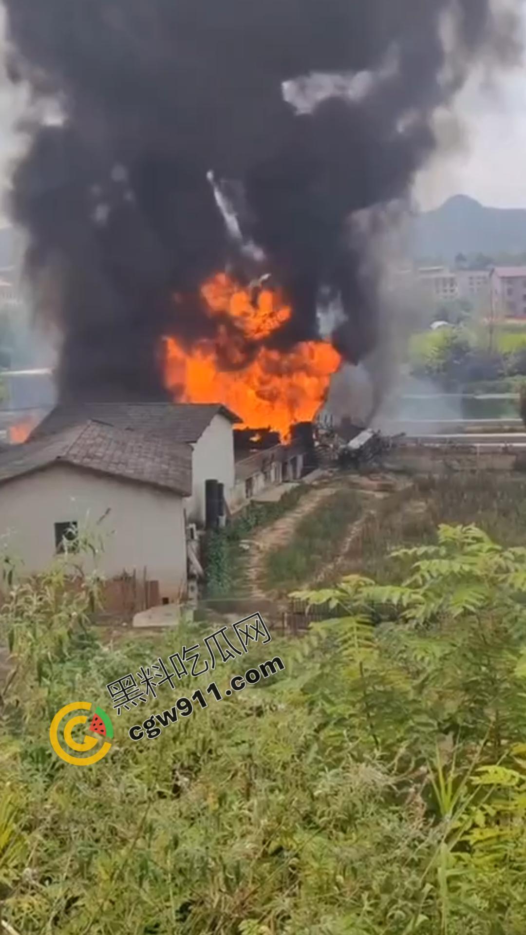 油罐车烈焰悲剧:万宝镇国道油罐车侧翻引发巨火,吞噬两生命,现场浓烟滚滚,宛如人间炼狱 第2张 油罐车烈焰悲剧:万宝镇国道油罐车侧翻引发巨火,吞噬两生命,现场浓烟滚滚,宛如人间炼狱 第2张