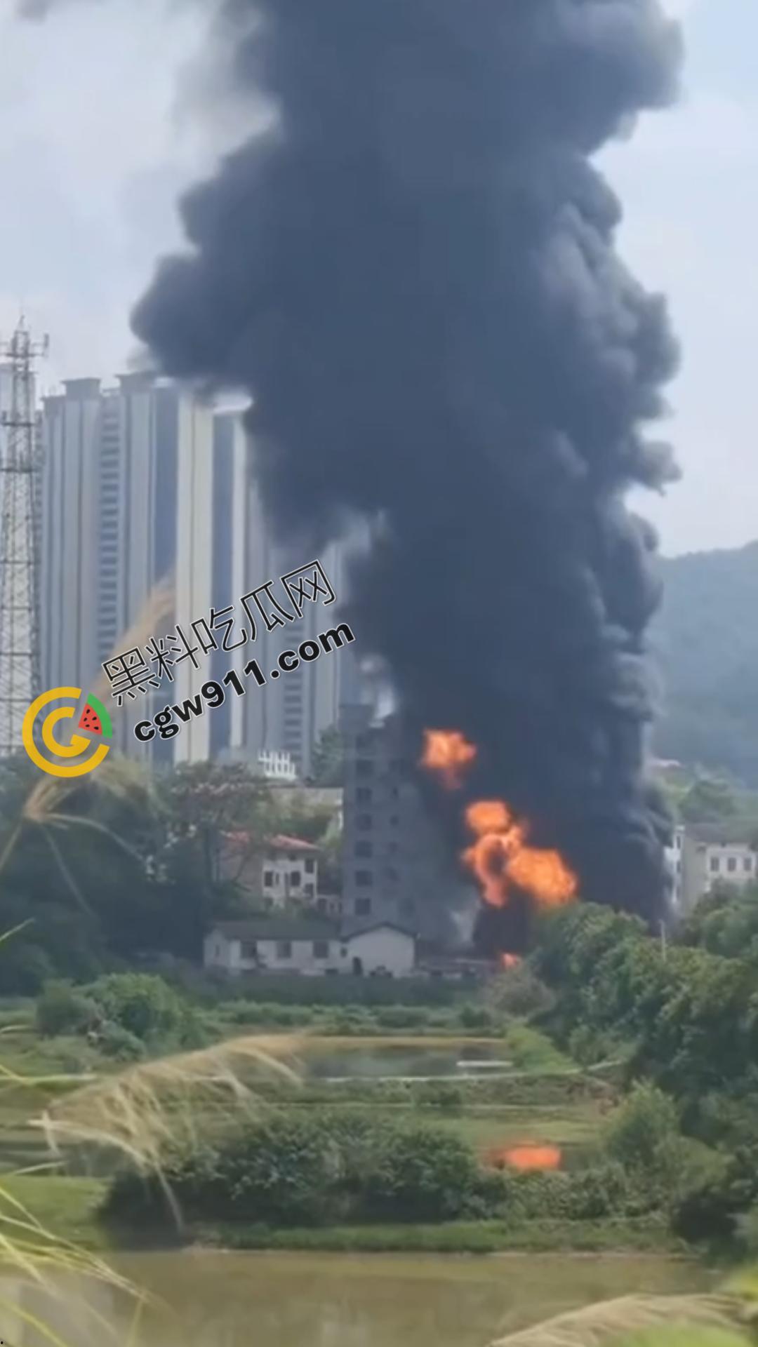 油罐车烈焰悲剧:万宝镇国道油罐车侧翻引发巨火,吞噬两生命,现场浓烟滚滚,宛如人间炼狱 第4张 油罐车烈焰悲剧:万宝镇国道油罐车侧翻引发巨火,吞噬两生命,现场浓烟滚滚,宛如人间炼狱 第4张