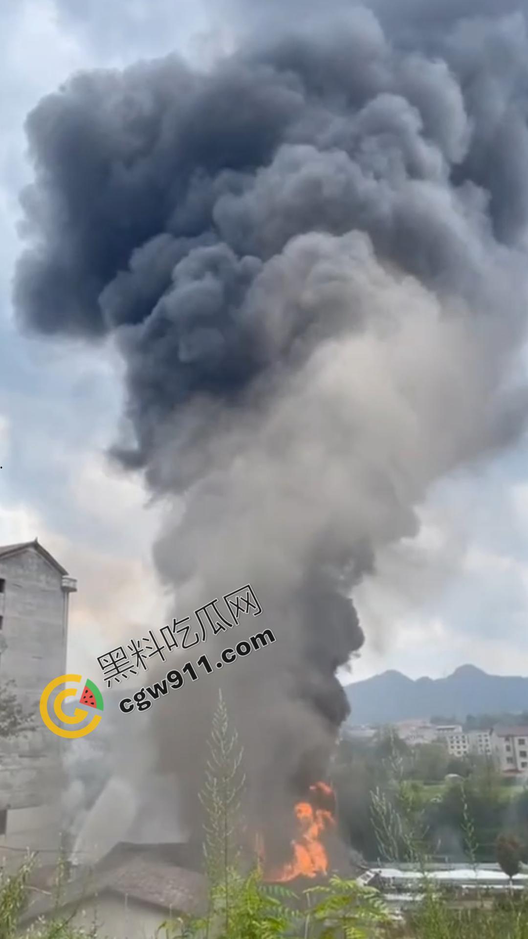 油罐车烈焰悲剧:万宝镇国道油罐车侧翻引发巨火,吞噬两生命,现场浓烟滚滚,宛如人间炼狱 第5张 油罐车烈焰悲剧:万宝镇国道油罐车侧翻引发巨火,吞噬两生命,现场浓烟滚滚,宛如人间炼狱 第5张