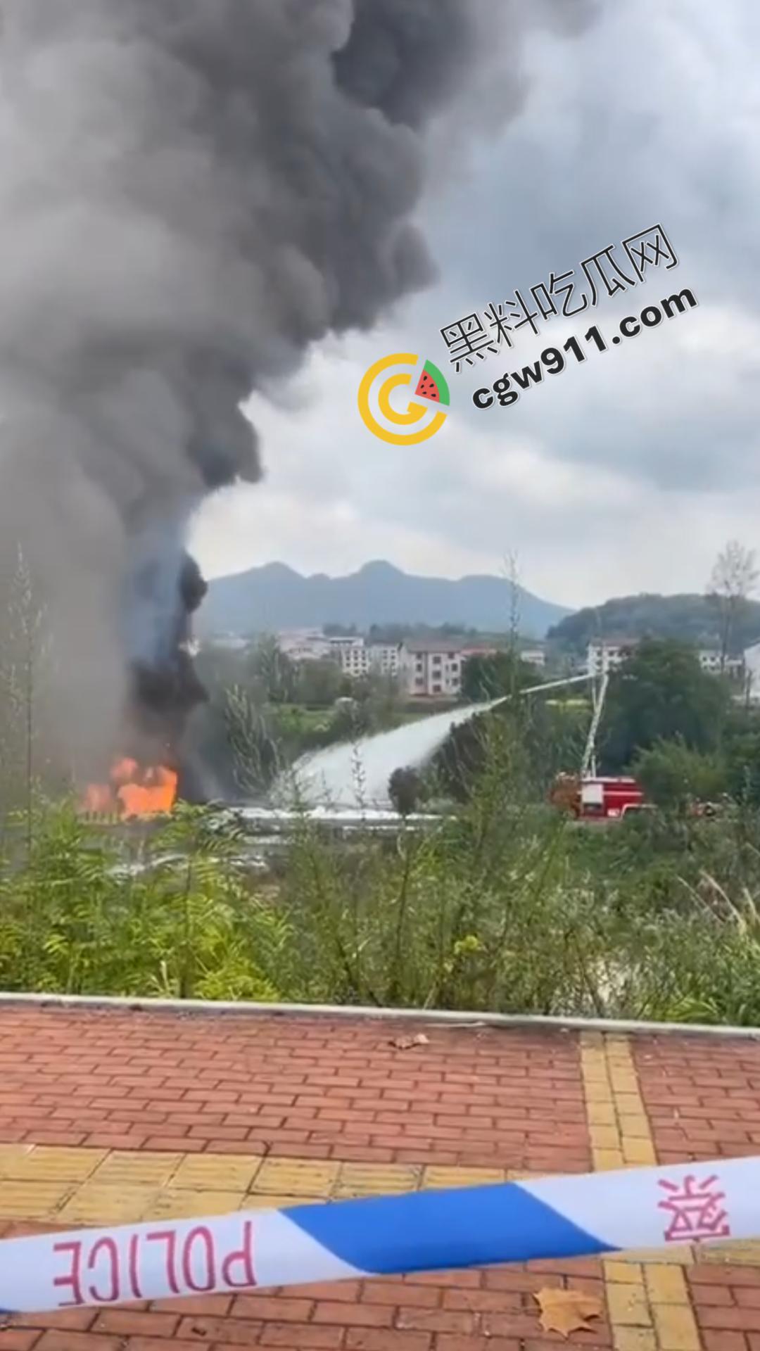 油罐车烈焰悲剧:万宝镇国道油罐车侧翻引发巨火,吞噬两生命,现场浓烟滚滚,宛如人间炼狱 第8张 油罐车烈焰悲剧:万宝镇国道油罐车侧翻引发巨火,吞噬两生命,现场浓烟滚滚,宛如人间炼狱 第8张